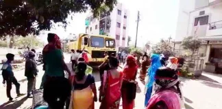 the women of shankarrao nagar stopped the heavy vehicle and returned
