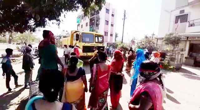 the women of shankarrao nagar stopped the heavy vehicle and returned