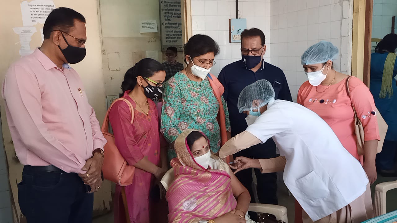 corona-vaccination-starts-in-shahu-maharaj-hospital-jalgaon