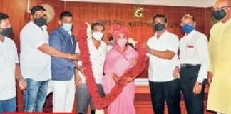 shivsena Anant Joshi honoring the mayor bharati sonawane