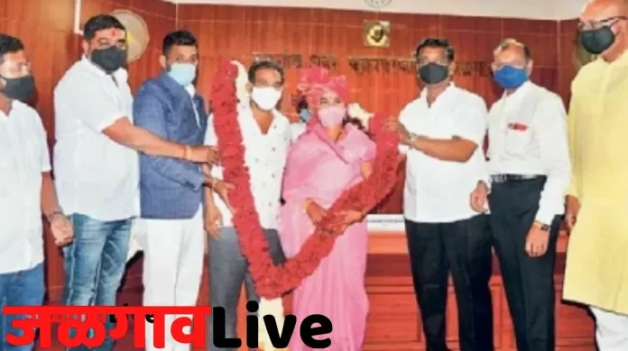 shivsena Anant Joshi honoring the mayor bharati sonawane