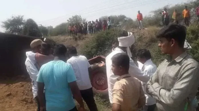tractor's trolley overturned; two laborers killed