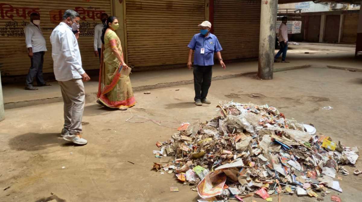 mayor jayashree mahajan inspected the cleaning of commercial complexes