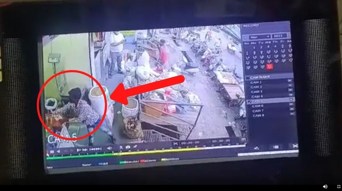 two bags containing lakhs of cash were stolen from the grain market