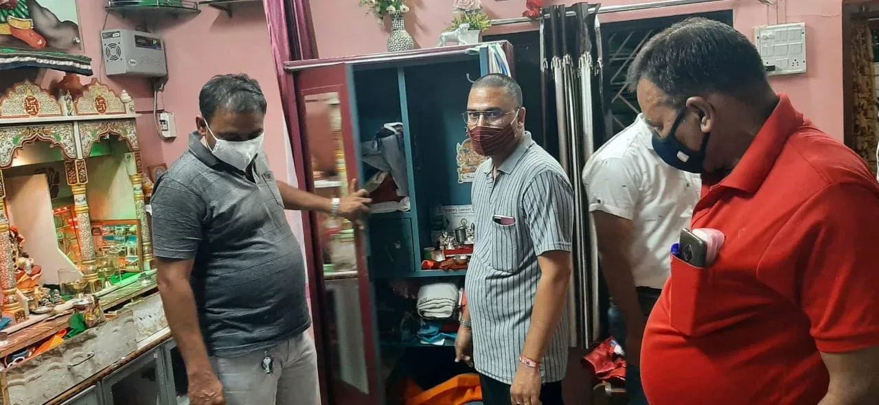 वडीलांच्या अंत्यसंस्काराला गेलेल्या मुलाच्या घरात चोरट्यांची धूम 1 whatsapp image 2021 05 22 at 10.47.49 pm