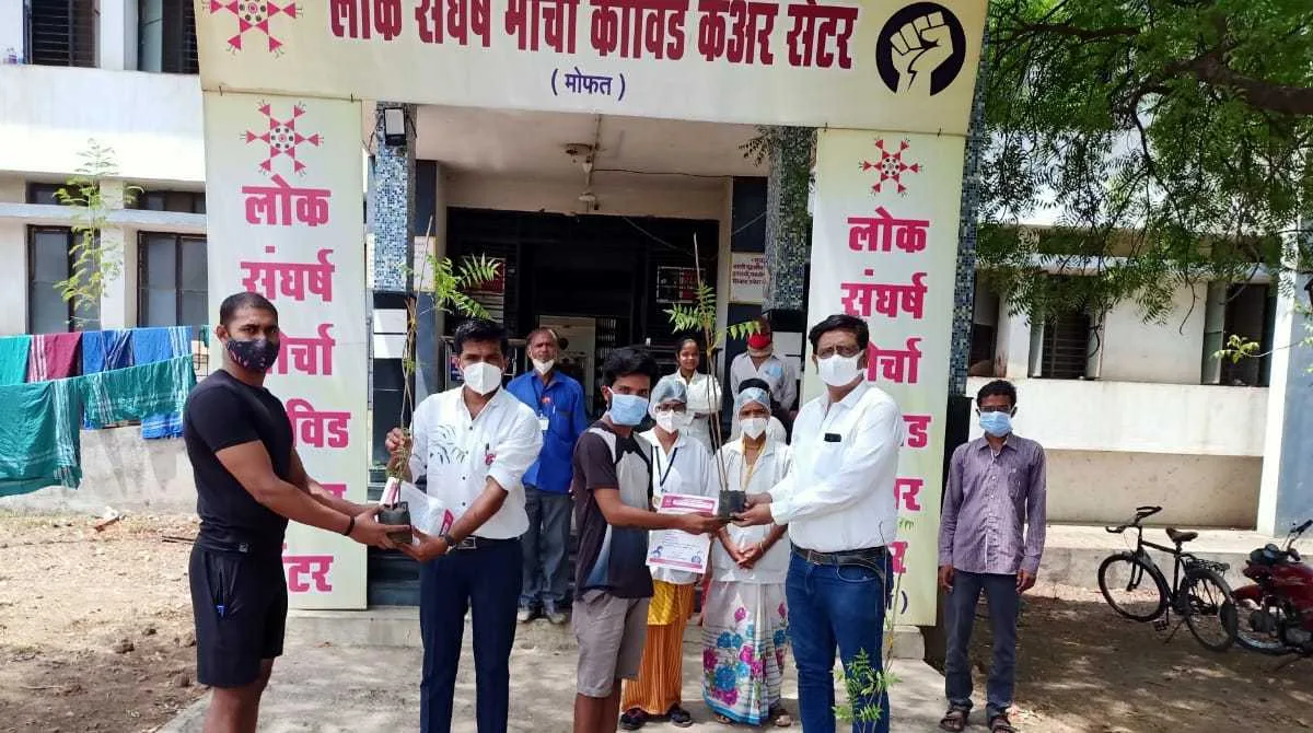 बरे झालेल्या रुग्णांना कडुलिंबाचे रोपटे देऊन निरोप 1 jalgaon (1)