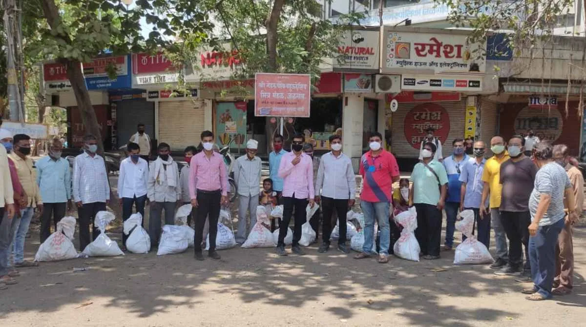 अंध बांधवांना नेहरू चौक मित्र मंडळातर्फे किराणा वाटप 1 jalgaon