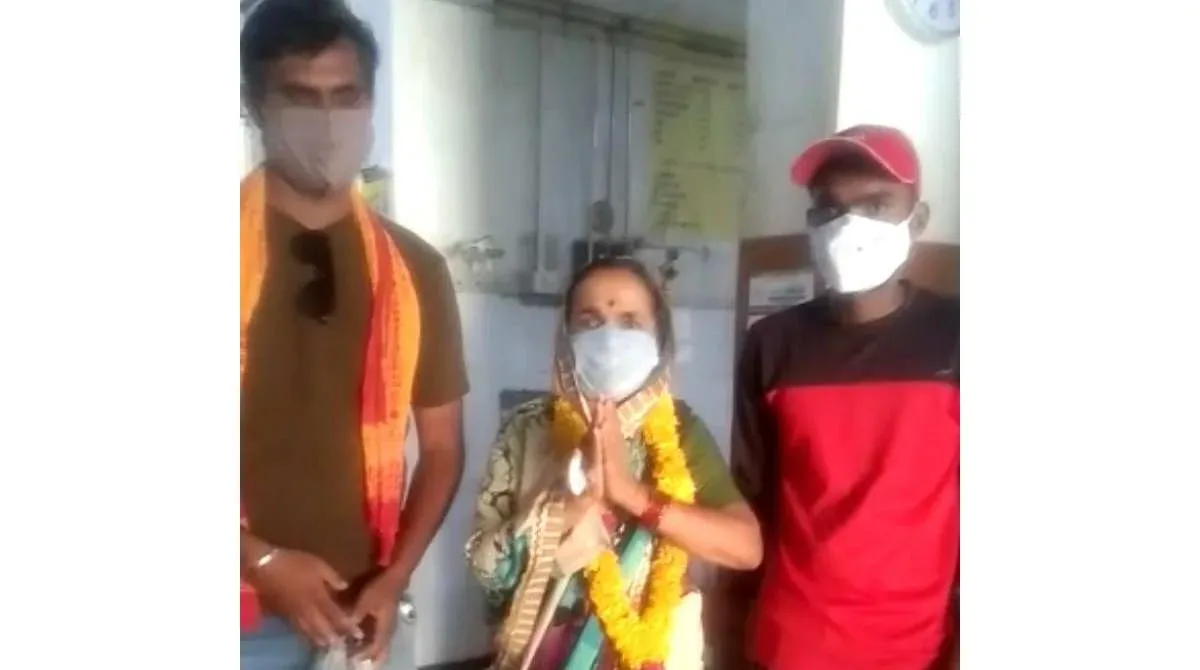 कोरोनावर केली मात; मुलांनी चक्क हार घालून केले आईचे स्वागत 1 jalgaon (2)