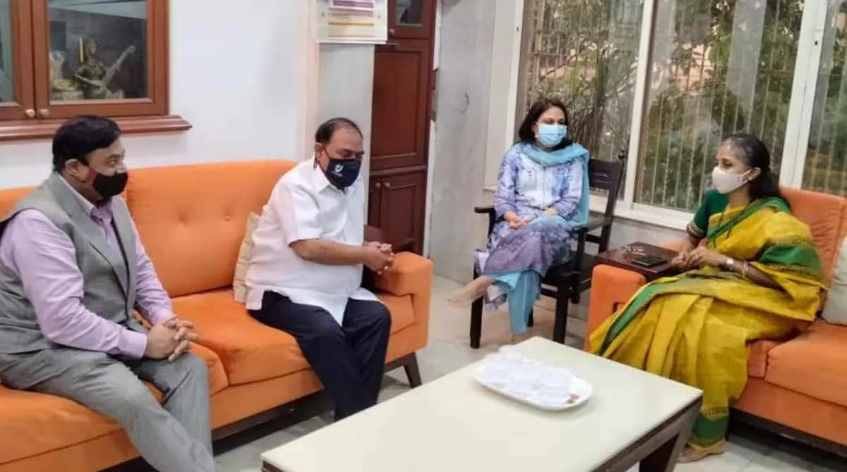 ncp mp supriya sule visited eknathrao khadse (1)