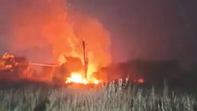 अन् दोन ओमनी गाड्या जळून झाल्या खाक; पारोळ्यात नेमकं काय घडलं.. 6 parola cylinder blast jpg webp