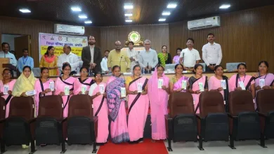 जळगाव जिल्ह्यातील अंगणवाडी ताईंना मिळाले 4 हजार 96 स्मार्टफोन 6 anganwadi smart phone jpg webp