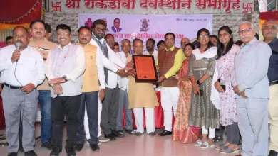 समाजाने घेतलेली दखल दहा हत्तीचे बळ देईल : विवेक ठाकरे 4 vivek thakre award jpg webp