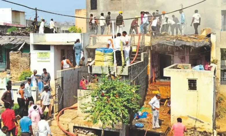 गॅस पेटविताच आगीचा भडका ; एकापाठोपाठ तीन घरे जळाली, कुटुंबीय उघड्यावर 1 home fire amalner jpg webp