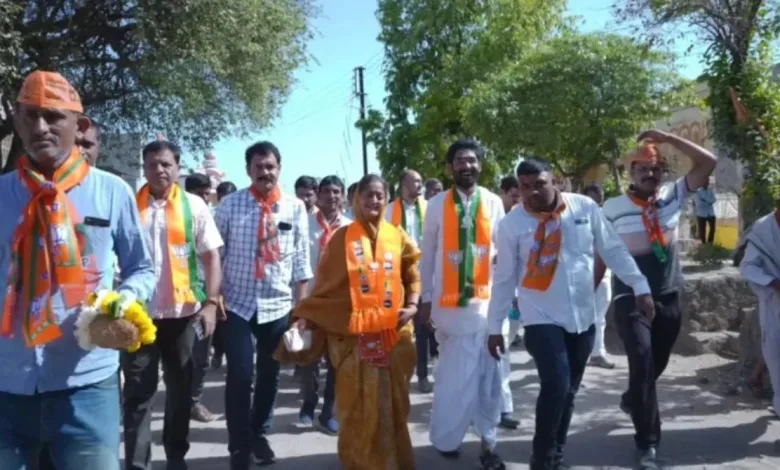 स्मिताताई वाघ यांच्या पदयात्रेला नागरिकांचा उत्स्फूर्त प्रतिसाद 1 padayatra smitatai jpg webp
