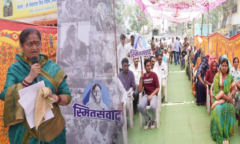 कामगार दिनानिमित्त स्मिताताईंनी साधला सफाई कामगारांसोबत संवाद 1 smitsanvad 1