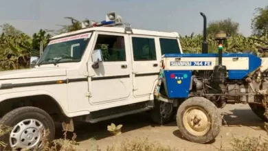 वाळूने भरलेल्या ट्रॅक्टरने चक्क तहसीलदारांच्या वाहनाला दिली धडक 3 valu