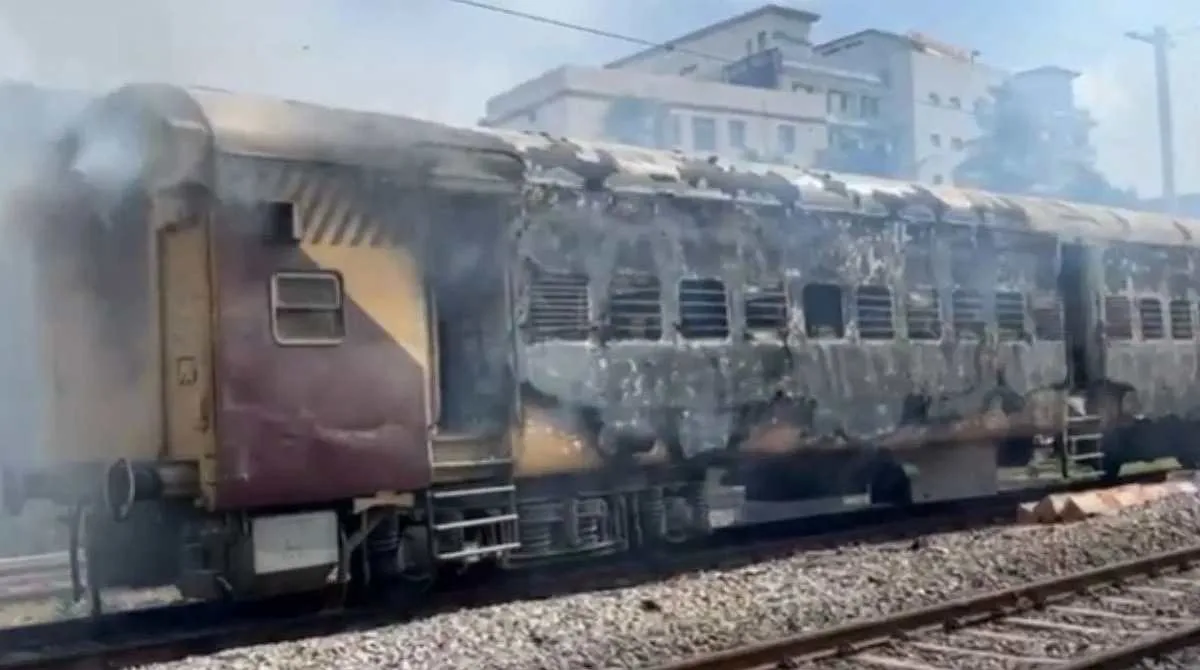 दोन रेल्वे गाड्यांच्या डब्यांना आग ; प्रवाशांमध्ये भीतीचे वातावरण 1 tr fire