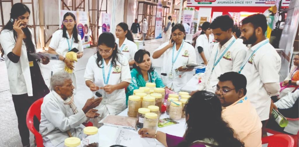 शेगावातील राष्ट्रपतींच्या दौऱ्यात डॉ. सरोदे आयुर्वेद महाविद्यालय व रूग्णालयाची आरोग्य सेवा 1 New Project 15