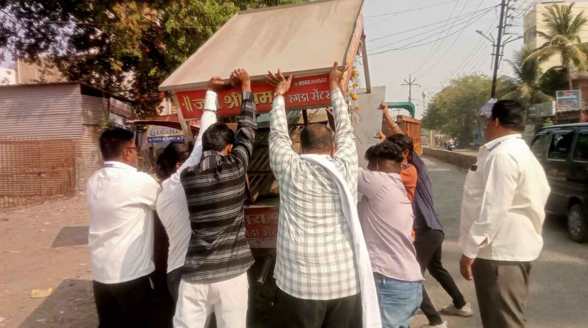 जळगावात अतिक्रमणाविरोधात महापालिकेचा बडगा; कालिका माता मंदिर परिसरातील ५ हातगाड्या जप्त 1 atikraman 1