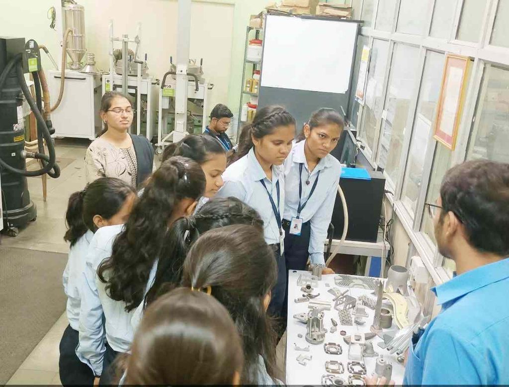 गोदावरी अभियांत्रिकीच्या विद्यार्थ्यांची आयजीटीआर येथे औद्योगिक भेट 2 New Project 6 2
