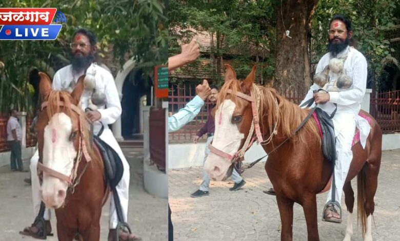 घोड्यावर स्वारी, गळ्यात भोपळ्याची माळ; जळगावात शेतकऱ्यांसाठी रासपच्या नेत्याचे अनोखे आंदोलन 1 dr prabhakar savle